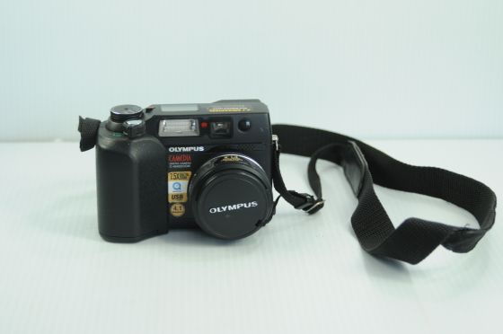 Olympus Camedia C-4040 4.1MP Digital Camera w/7.5x Zoom