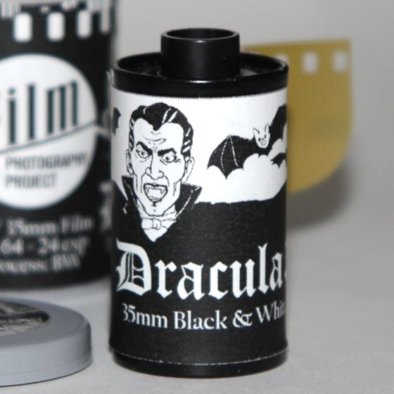 Dracula Black & White 35mm - ISO 64 (24 Exposures)